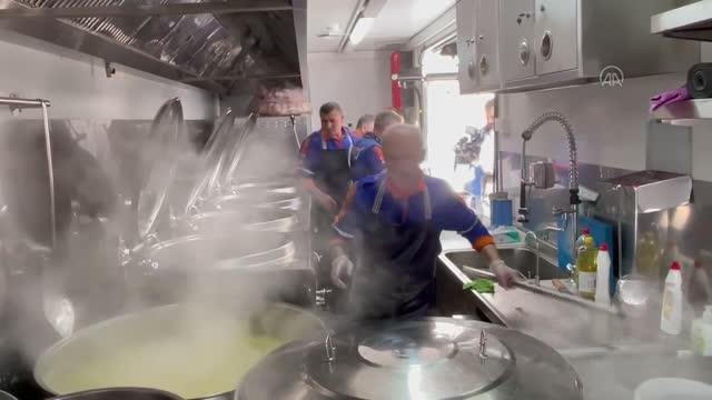 AFAD Ukrayna'da savaş mağdurlarına sıcak yemek ikram ediyor