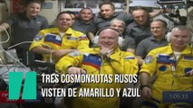 Tres cosmonautas rusos llegan a la Estación Espacial Internacional vestidos de amarillo y azul