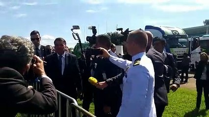 Bolsonaro fala com imprensa