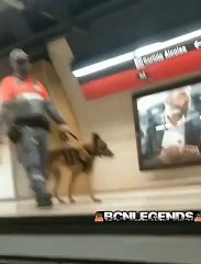 Un grafitero se encara a un vigilante en el metro de Barcelona