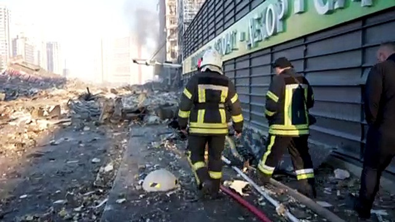 بدون تعليق: فرق الإغاثة الأوكرانية تنتشل جثثا م...