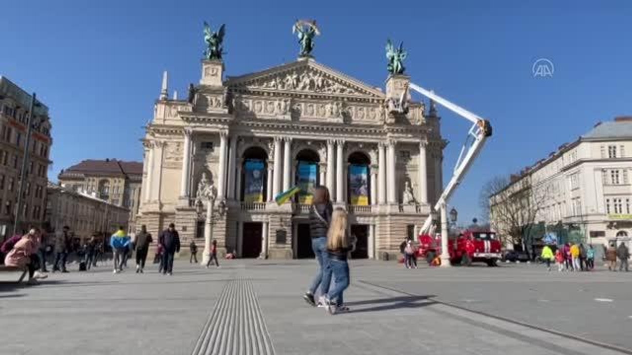 Opera ve Bale Binasının üzerindeki heykeller, saldırılara karşı korumaya alınıyor