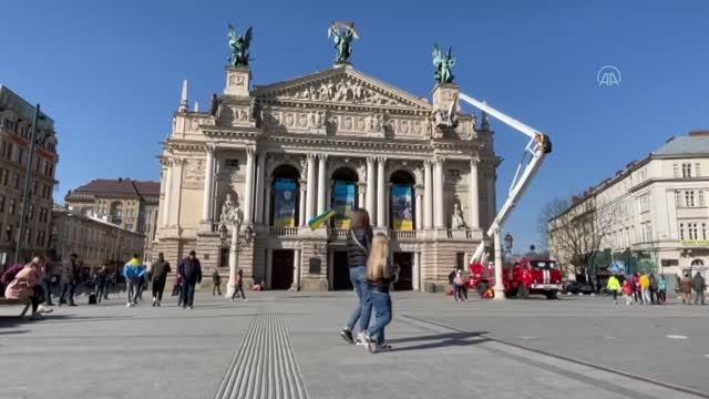 Opera ve Bale Binasının üzerindeki heykeller, saldırılara karşı korumaya alınıyor