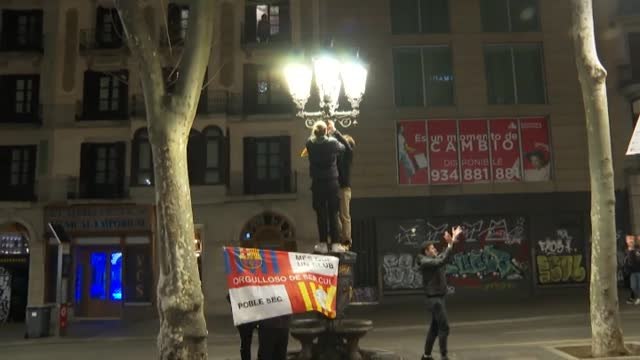 Hinchas del Barça celebran en Canaletas el triunfo en el clásico