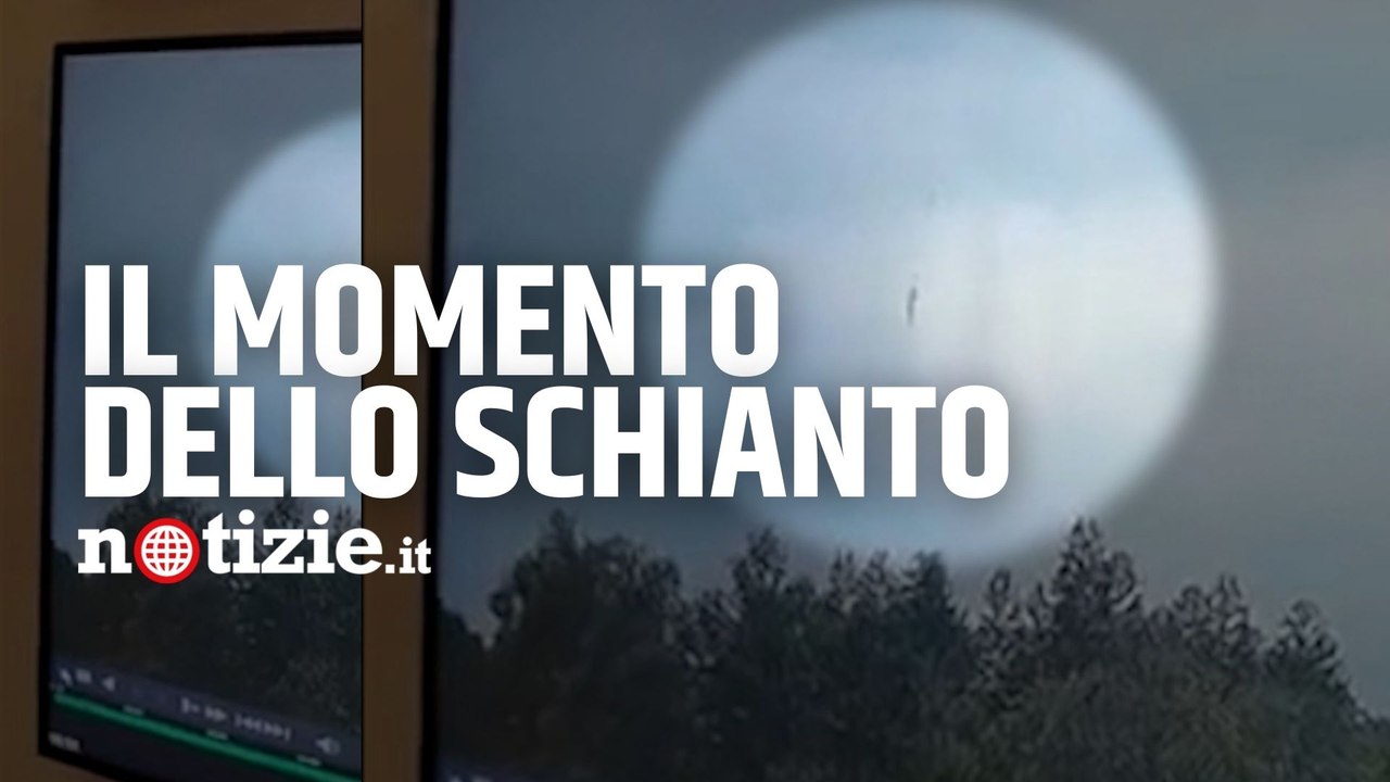 Cina, aereo con 132 persone a bordo precipita nel Guangxi: il momento dello schianto