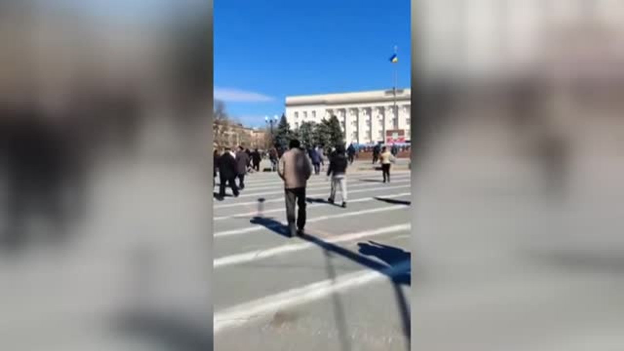 Los habitantes de Jersón siguen desafíando a las tropas del Kremlin