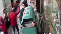 Alışveriş yapan annesini dükkanın önünde bekleyen çocuğa yumruklu saldırı kamerada