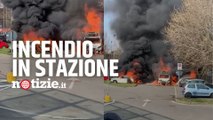 Milano, incendio in stazione a Melzo: 8 auto in fiamme, colonna di fumo si alza in cielo