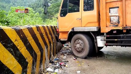 Heboh !!! Panjangnya Tidak Masuk Akal, Truk Fuso Terpanjang Nyangkut di Tikungan Sitinjau Lauik