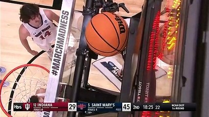 Une cheerleader montre à quoi elle peut servir pendant un match de basket !