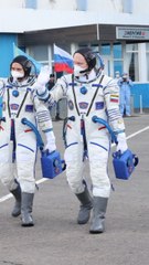 Des cosmonautes embarquent dans l'ISS avec une combinaison jaune et bleue tiktok