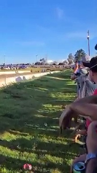 Fusca perde controle em competição e capota diversas vezes