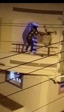 BALKONA ÇIKIP 'İMDAT, BENİ ÖLDÜRECEKLER, KURTARIN' DİYE BAĞIRINCA MAHALLELİ SEFER OLDU