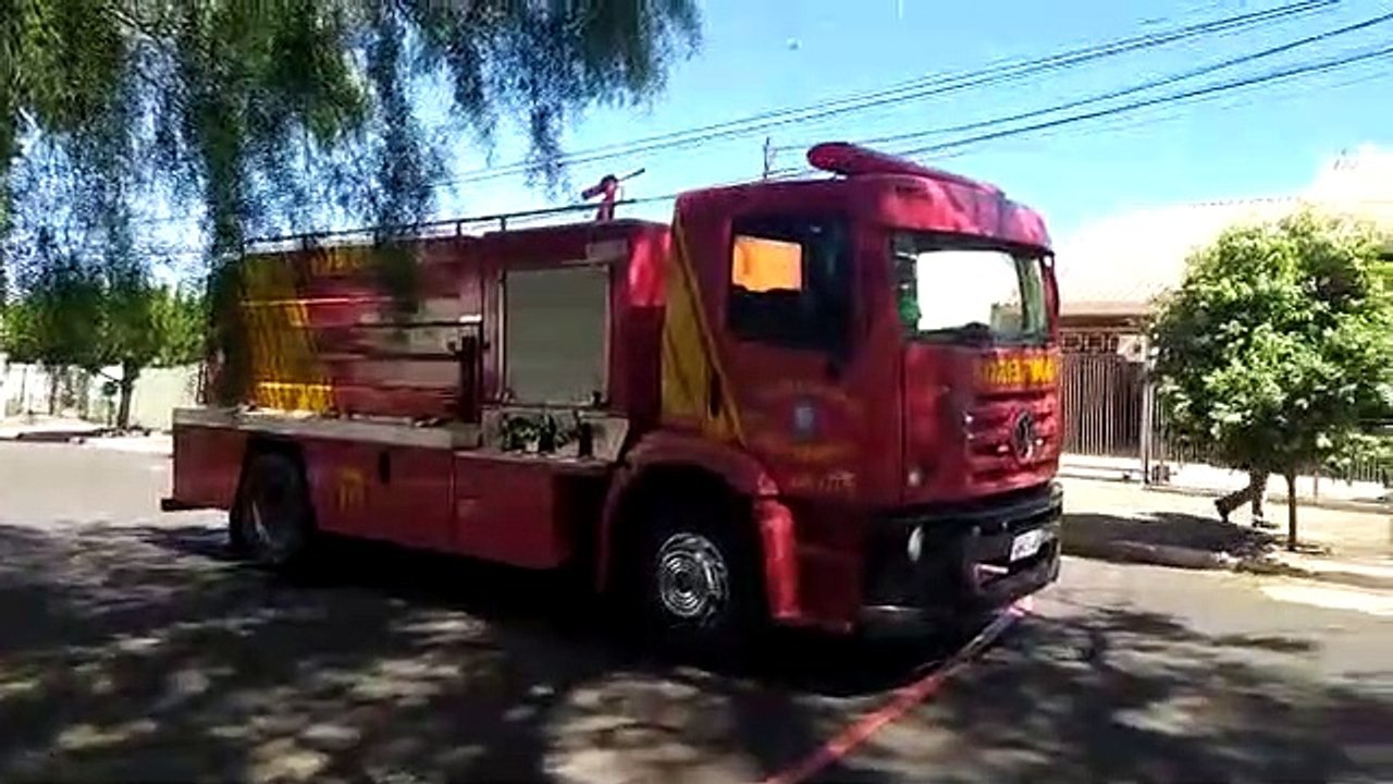 Vela acesa em quarto provoca incêndio e causa danos em residência em Umuarama