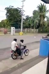 Violentos asaltantes en motocicleta golpean clienta bancaria y le roban su dinero