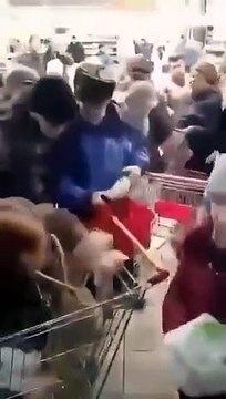 Russos disputam pacotes de açúcar nos supermercados após sanções aumentarem o seu preço