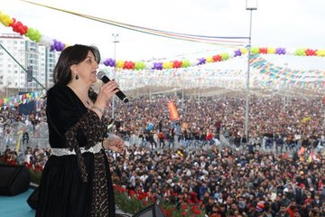 DİYARBAKIR'DA HDP'NİN NEVRUZ ETKİNLİĞİ; PKK LEHİNE SLOGAN ATANLARA GÖZALTI