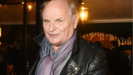 GALA VIDEO - Jean-François Stévenin “déjà très fatigué” sur le tournage de L’île aux 30 cercueils : les dessous de son dernier rôle