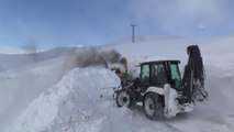 Atlı kızaktan düşen vatandaşa ulaşan ekipler yoğun kara rağmen hastaneye ulaştırdı