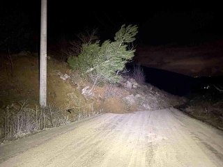 Bursa'da heyelan nedeniyle yol ulaşıma kapandı