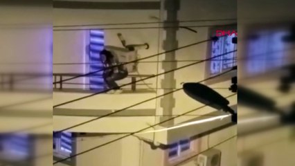 Balkona çıkıp "Evde birileri var, beni öldürecekler" diye bağırdı, polis eve bakınca herkes şoke oldu