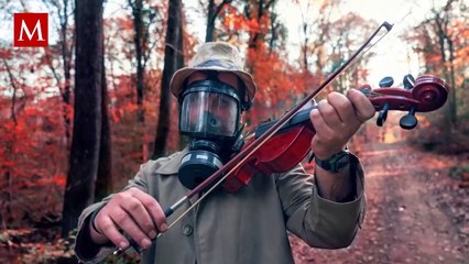Un soldado ucraniano toca el himno en violín para animar a sus compañeros; se hace viral