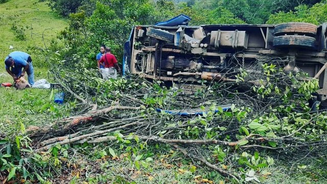 Accidente en vía de Jamundí dejó un fallecido y 15 personas heridas