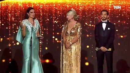 "ملكة بإبداعها".. لحظة تسلم النجمة أحلام جائزة نجمة الخليج في "الموركس دور"