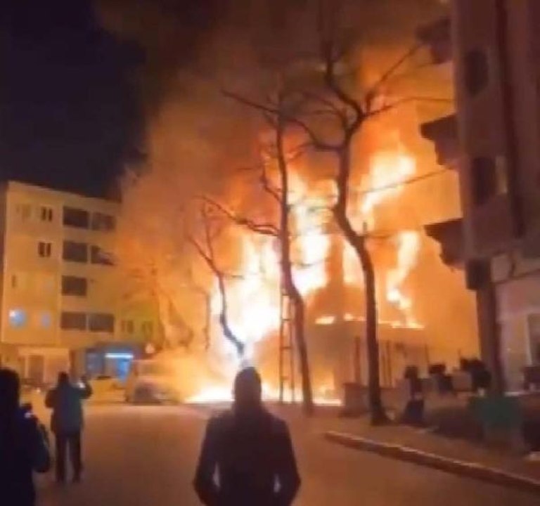 Beylikdüzü'nde bina alevlere teslim oldu(1)