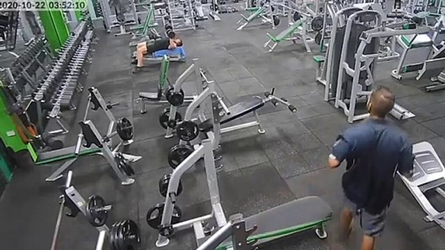 El sospechoso momento en que un hombre aplasta por accidente la cabeza de otro con una pesa de 20 kg en un gimnasio