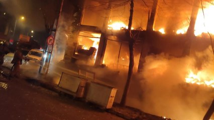 Beylikdüzü’nde ikinci el eşya satan iş yeri alev alev yandı