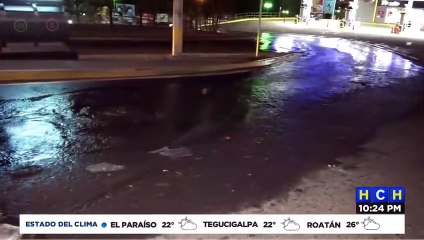 Tragantes de aguas negras rebalsan en el bulevar Morazán