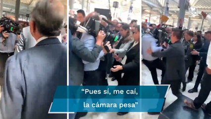 Epigmenio Ibarra tropieza y cae en inauguración del AIFA; AMLO lo apapacha