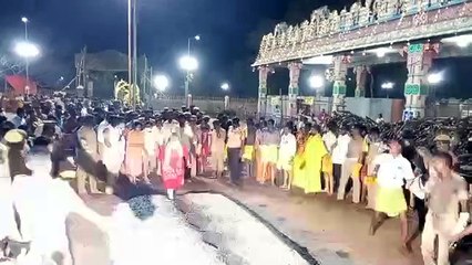 பண்ணாரி அம்மன் கோவில் குண்டம் விழா - பூ மிதித்து நேர்த்திக்கடன் செலுத்திய அமுதா ஐஏஎஸ்