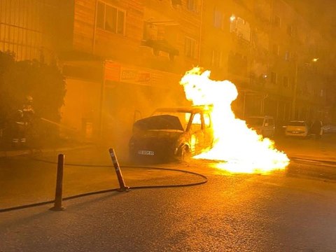 Otomobil, sahibinin gözü önünde alev alev yandı