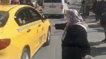 Yaşlı kadın taksiye binebilmek için yalvardı