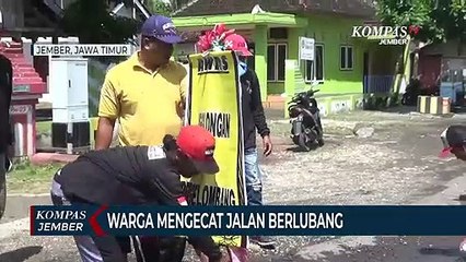 Warga Mengecat Jalan Berlubang Agar Tak Memicu Kecelakaan