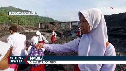 Download Video: Relawan Gendong Siswa SD Seberangi Aliran Lahar Semeru