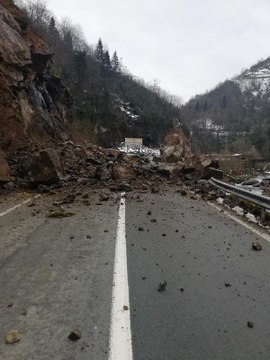 RİZE'DE HEYELAN; DÜŞEN KAYALAR YOLU KAPATTI
