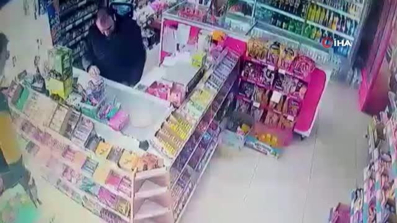Powerbank hırsızı kamerada...Hırsızı yakalayan market sahibi powerbankı geri aldı