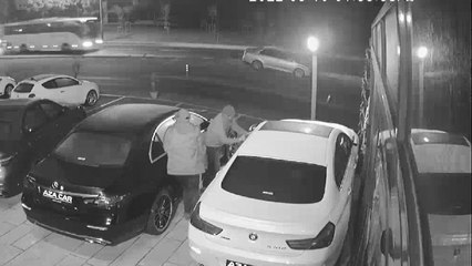 ‘Durun’ ikazını dinlemediler; otomobilden hırsızlık yapmaya devam ettiler