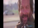Bud Spencer salva H725 dal rapimento usando il suo congegno extraterrestre facendo danzareglo elicotteri dell'esercito