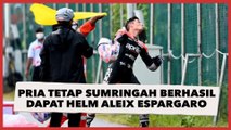 Kepala Sedikit Benjol, Pria Ini Tetap Sumringah Berhasil Dapat Helm Aleix Espargaro