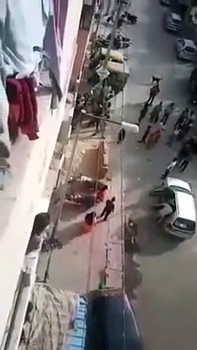 पुलिस की मर्दानगी: औरतों के बाल खींचे, चाटें मा...
