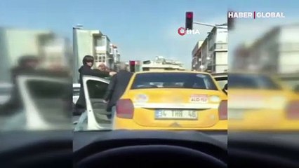 Kadıköy'de yol verme kavgasında taksiciye 'Süpermen yumruğu' kamerada
