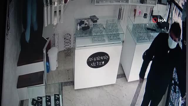 Müşteri gibi mücevher seçip, 'Oğluma gösterip geleceğim' diyerek 3 bin 500 liralık gümüş takılarla kayıplara karıştı... Hırsızlık anları kamerada