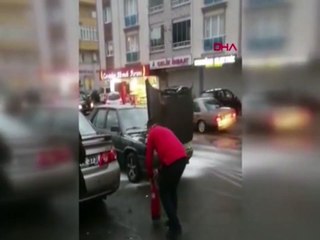 Yükselen tozdan göremedi, yanan otomobile çarptı