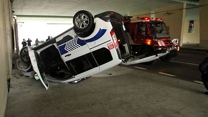 Şişli'de polis aracı devrildi