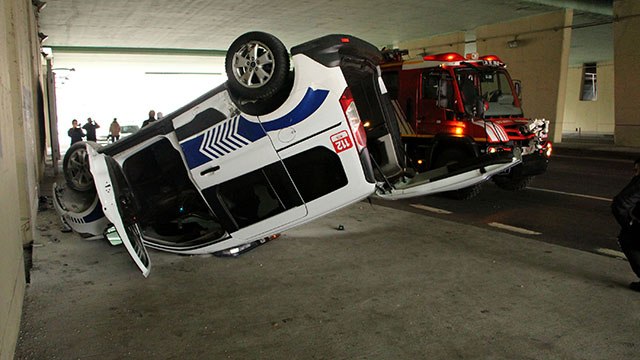 Şişli'de polis aracı devrildi