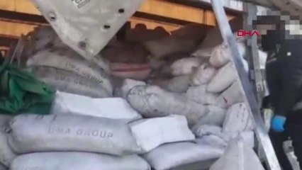 TIR'DAKİ ÇÖP DOLU ÇUVALLARIN ARASINDAN, KAÇAK SİGARA ÇIKTI